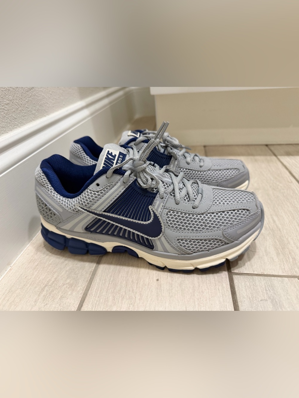 Nike Zoom Vomero 5 Men's - 
color : Vast Grey/Wolf Grey/Pale Ivory/Blue Void